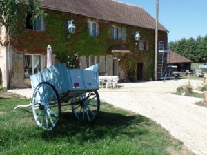 Photographie de la cour du moulin de l'ornière à Beaumont sur Sarthe